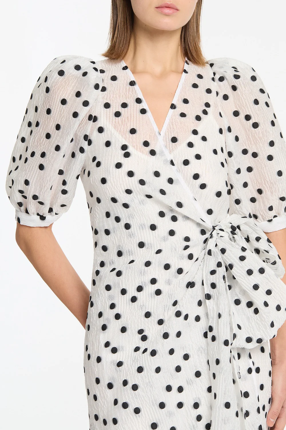 WHITE AND BLACK SPOT JACQUARD PUFF SLEEVE WRAP DRESS - Image 4