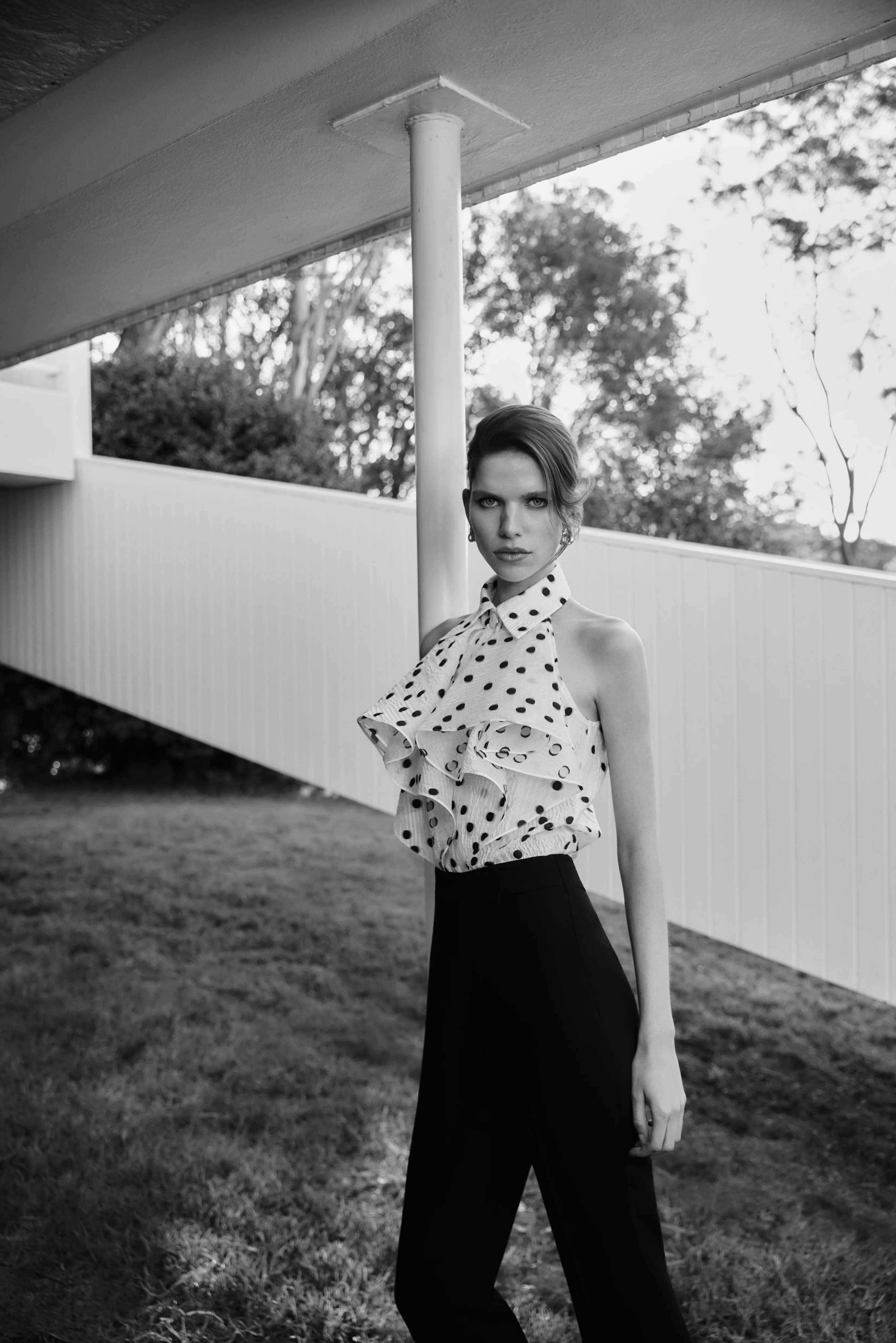 WHITE AND BLACK SPOT JACQUARD SLEEVELESS RUFFLE BLOUSE - Image 4